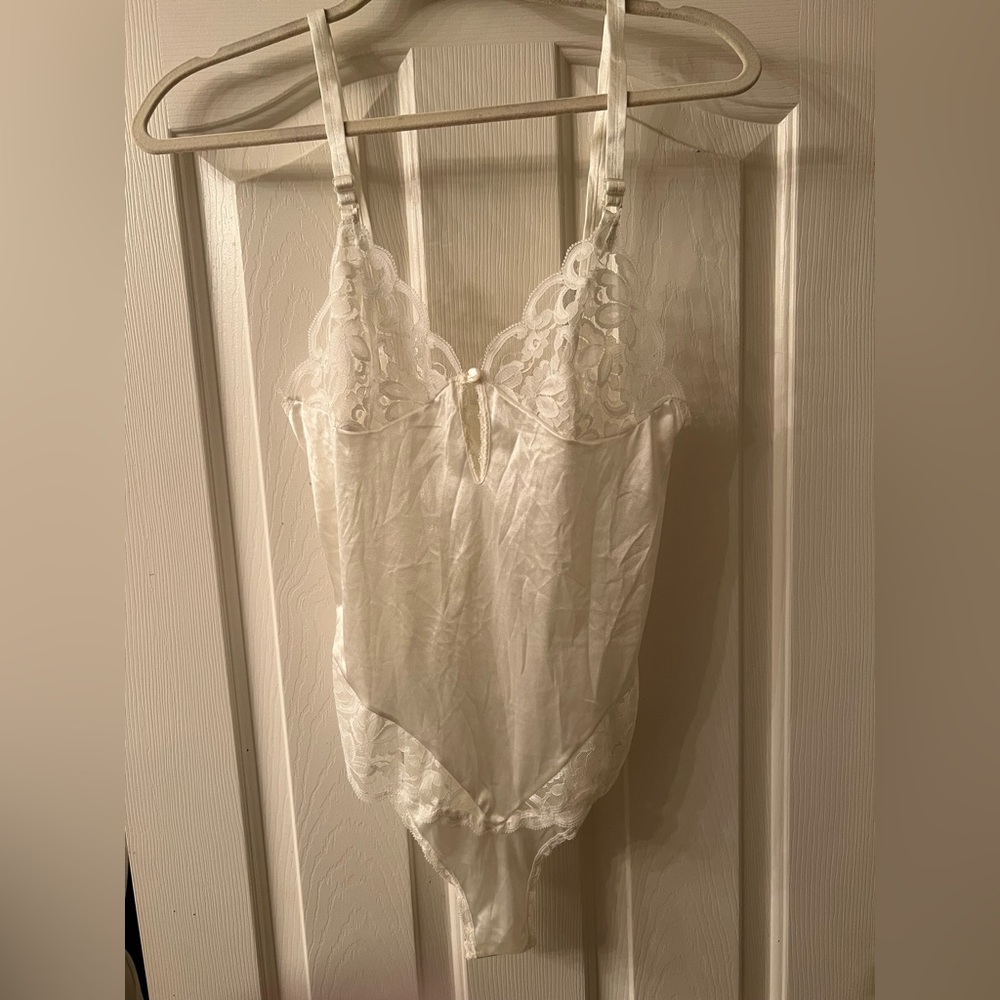 Vintage Fifth Avenue Lace Bodysuit w/snap closure‎ size 34